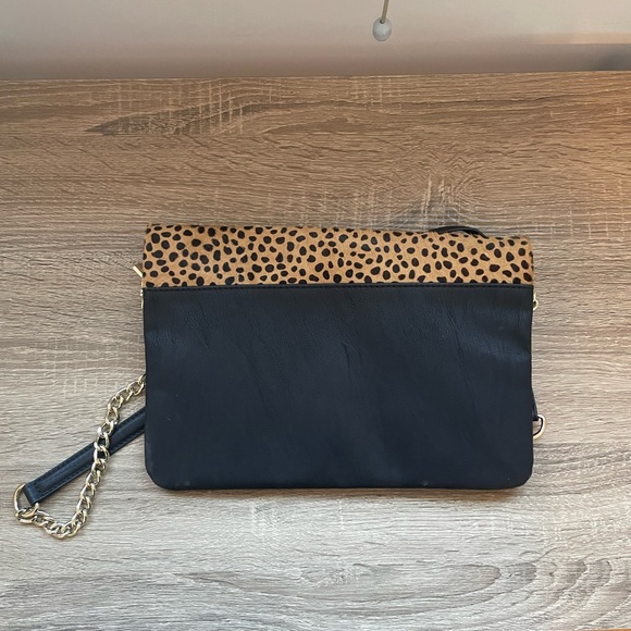 Express | Cheetah Foldover Crossbody Bag - Picture 2 of 4